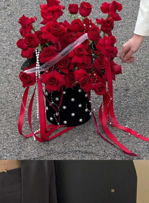 Portable Reusable Pearl & Swan Hugging Bucket High Texture Velvet Fabric Dot Flower Design Waterproof Gift Arrangement Bucket
