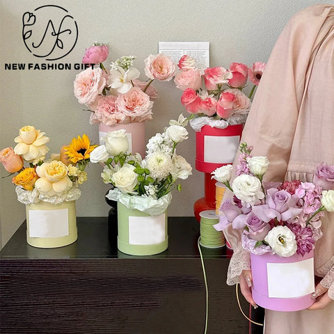 Portable and Waterproof Biodegradable Kraft Paper Flower Box Handheld Round Cylinder Packaging for Fashionable Gifts