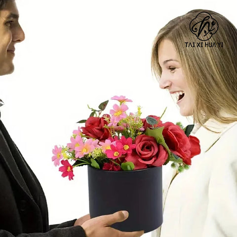 Wholesale Modern Luxury Cylinder Rigid Gift Box Recyclable Handmade Vanishing Teachers' Day Flowers Hugging Mini Flower