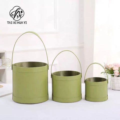 Elegant Handheld Leather Hug Boxes Paper Souvenir Flower Gift Boxes with Round Bucket for Bouquets