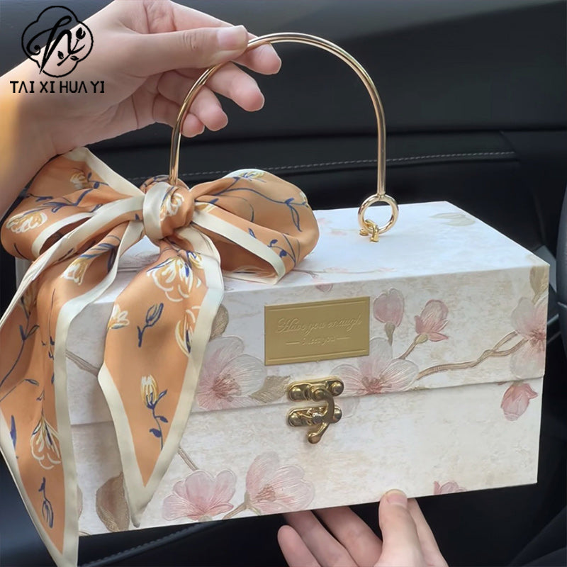 Oil painting bronzing Chinese relief advanced light luxury happy candy box with hand gift custom portable gift box red fabric source manufacturer